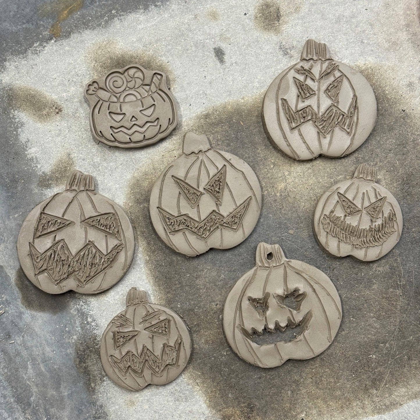 Próbáld ki nálunk a halloweeni hűtőmágnes készítést! - Nyílt napok a műhelyünkben