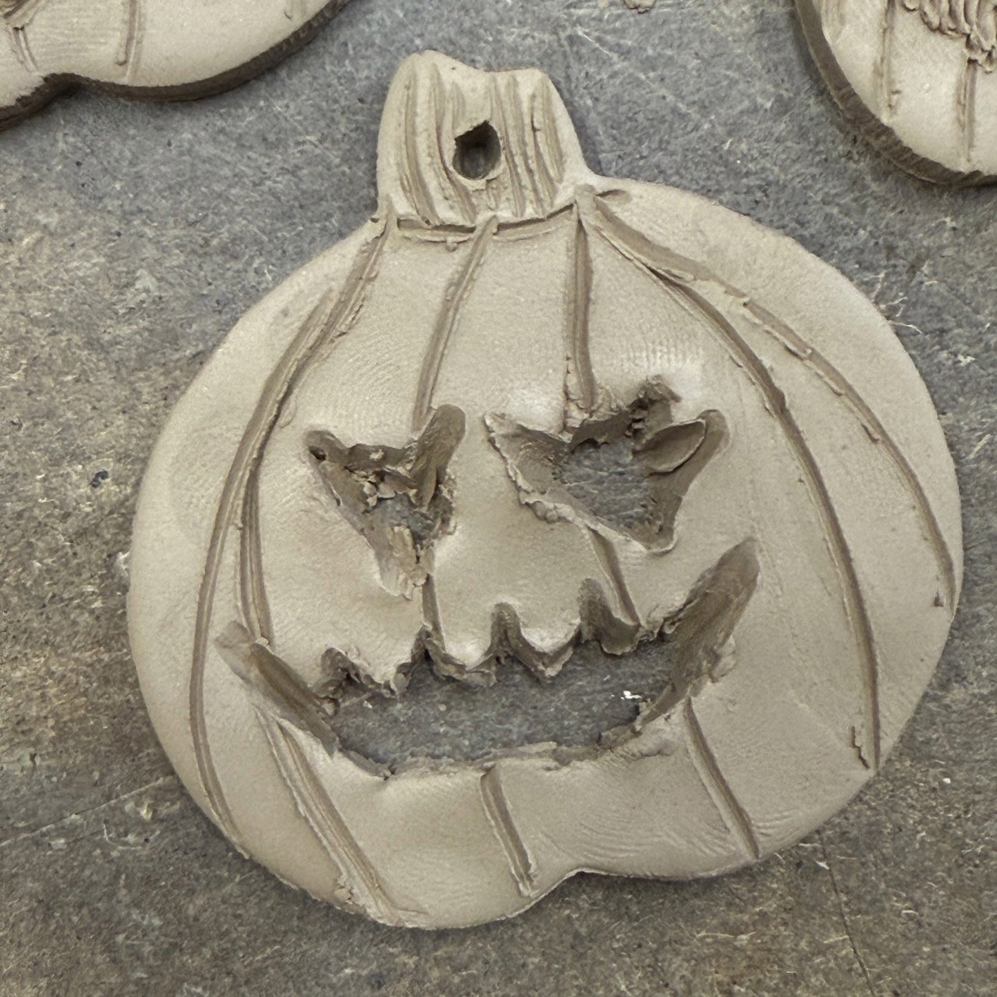 Próbáld ki nálunk a halloweeni hűtőmágnes készítést! - Nyílt napok a műhelyünkben