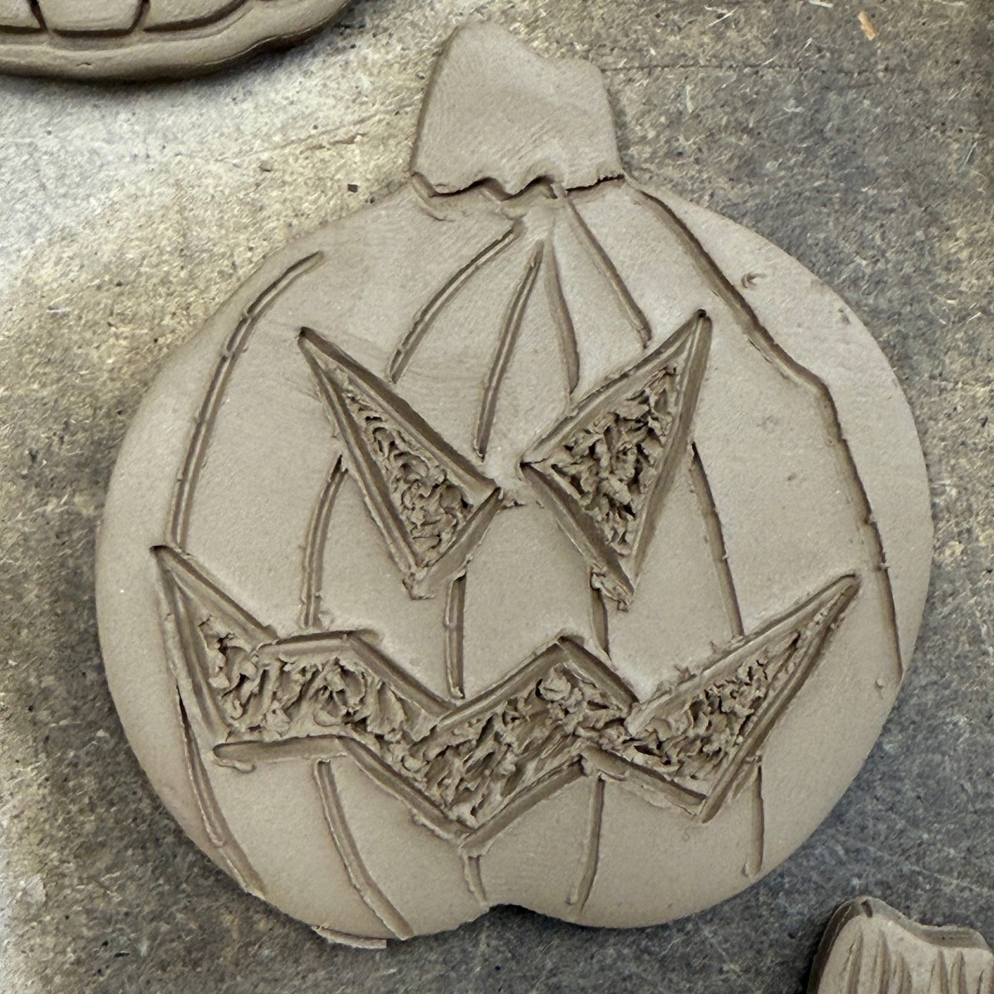 Próbáld ki nálunk a halloweeni hűtőmágnes készítést! - Nyílt napok a műhelyünkben