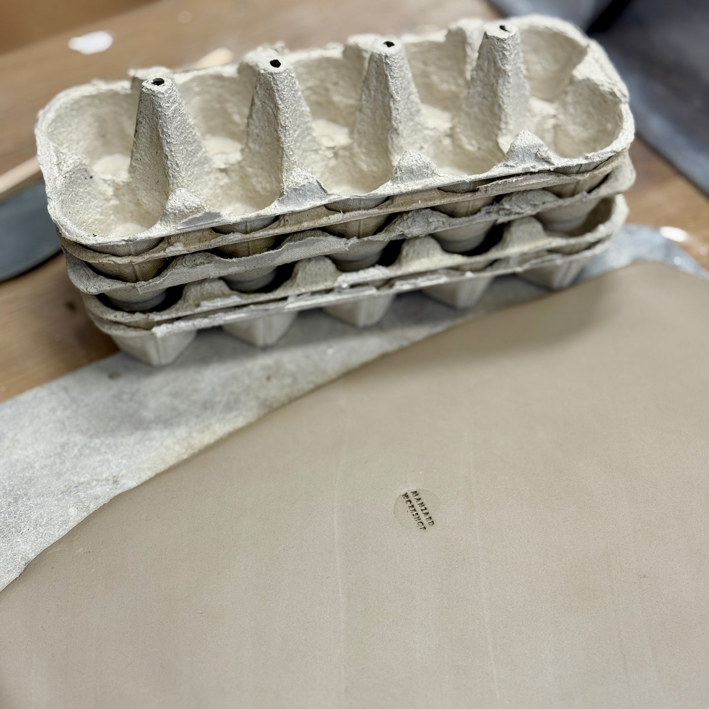 Próbáld ki nálunk a tojástartó készítést! - Extra workshop a műhelyünkben