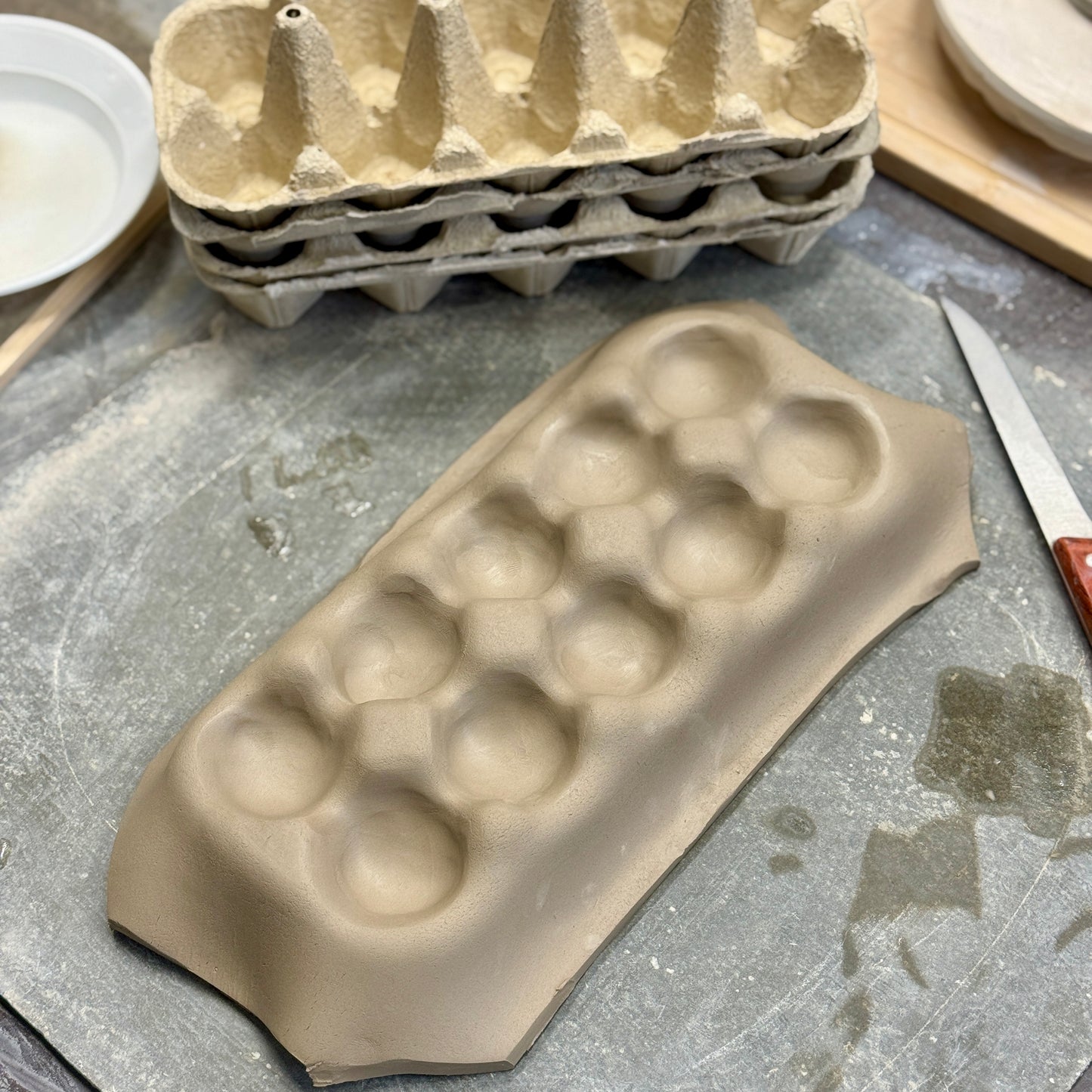 Próbáld ki nálunk a tojástartó készítést! - Extra workshop a műhelyünkben