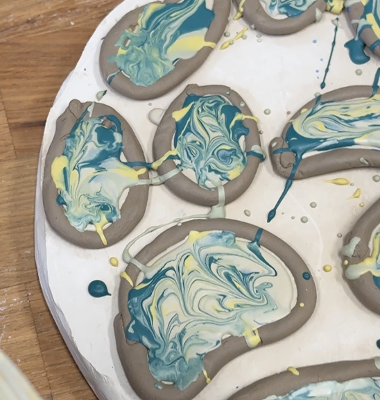 Készítsd el nálunk a saját porcelán ékszerkollekciódat!