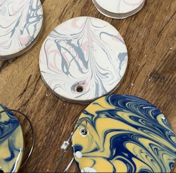 Készítsd el nálunk a saját porcelán ékszerkollekciódat!