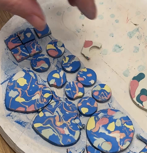 Készítsd el nálunk a saját porcelán ékszerkollekciódat!